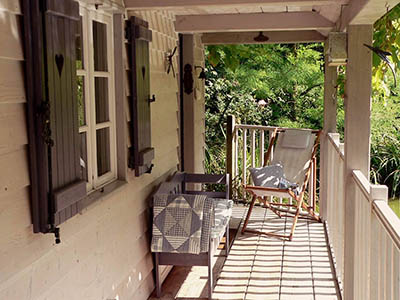 Überdachte Terrasse am Teich<br>Südansicht